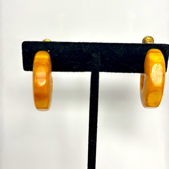 Vintage US Patent Number 3.176.475 Gold Tone Amber Screw Back Hoop Earrings - Picture 9 of 16